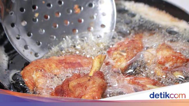 Viral! Video Menggoreng Ayam Pakai Kertas Nasi, Ini Bahayanya